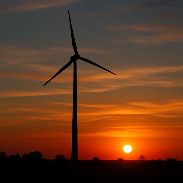 windturbine bij zonsopkomst
